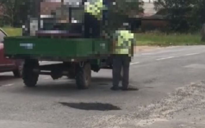 Trabalhador aparece compactando asfalto na base da botinada (Reprodução)