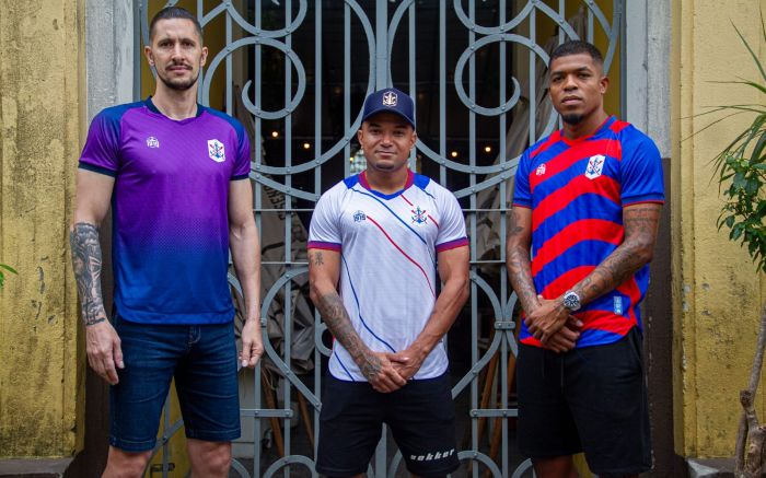 Dá esquerda para a direita: camisa 1 de goleiro, camisa 2 de jogo e camisa 1 de jogo. Foto: Vica Bueno
