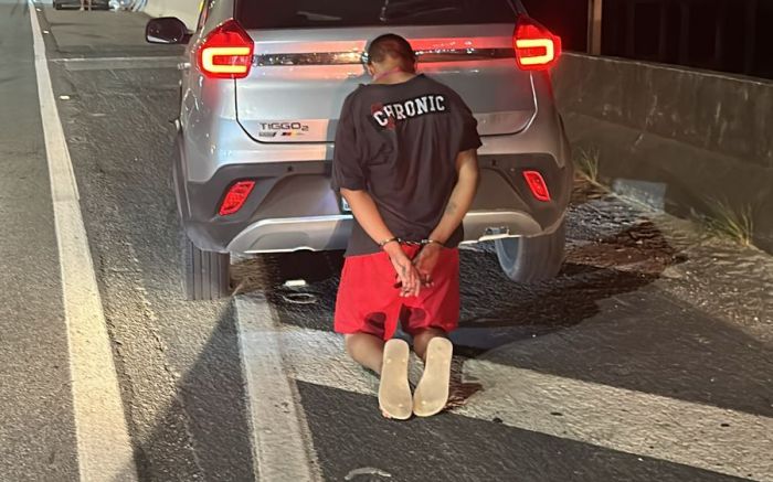 Pneus do carro foram furados
(Foto: Divulgação)