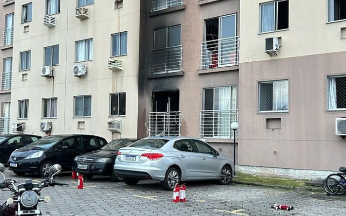 Moradores conseguiram controlar o incêndio antes da chegada dos bombeiros (Foto: Leitor)