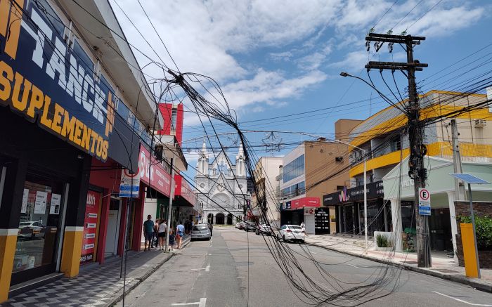 Fios caíram no meio da rua 
(Foto: Franciele Marcon)