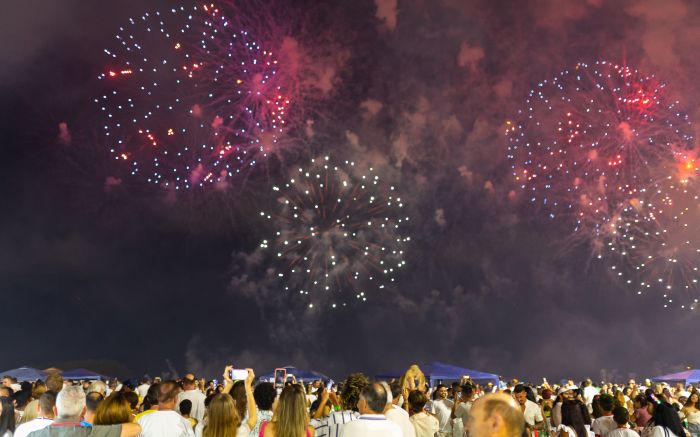 Serão 15 minutos de show de fogos em oito balsas na Praia Central
(foto: arquivo Paulo Giovany)