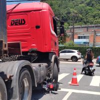 Vídeo: Moto vai parar embaixo de caminhão