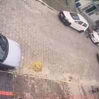 Vídeo: Menina de cinco anos é atropelada  ao atravessar rua em Camboriú 