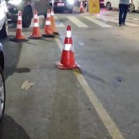 Vídeo: Funcionário do ferry impede veículo com criança autista de usar fila preferencial