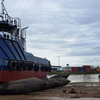 Estaleiro lança rebocador e amplia atuação no mercado de construção naval
