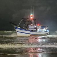 Barco encalha na praia de Navegantes