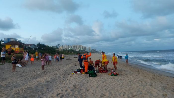 Helicóptero retirou uma das jovens do mar (Foto: Divulgação)