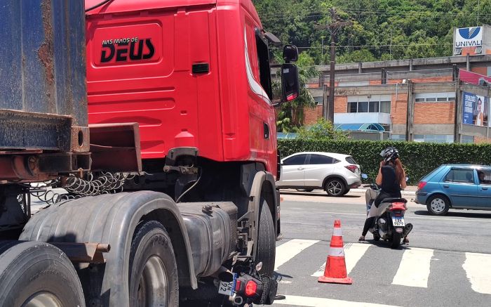Por sorte, motociclista não se feriu (Foto: Franciele Marcon)