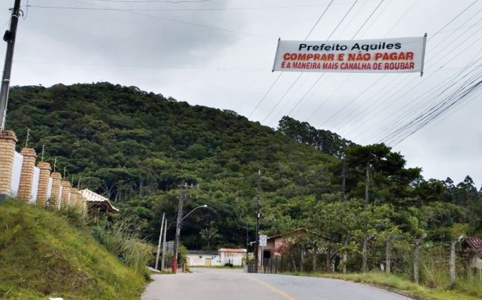 Secretários foram à rua arrancar a faixa e clima esquentou (Foto Divulgação) 
