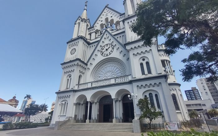 Pra casar na Matriz, basta ir até a igreja no horário das missas de sábado ou domingo e receber o matrimônio
(foto: Joca Baggio)