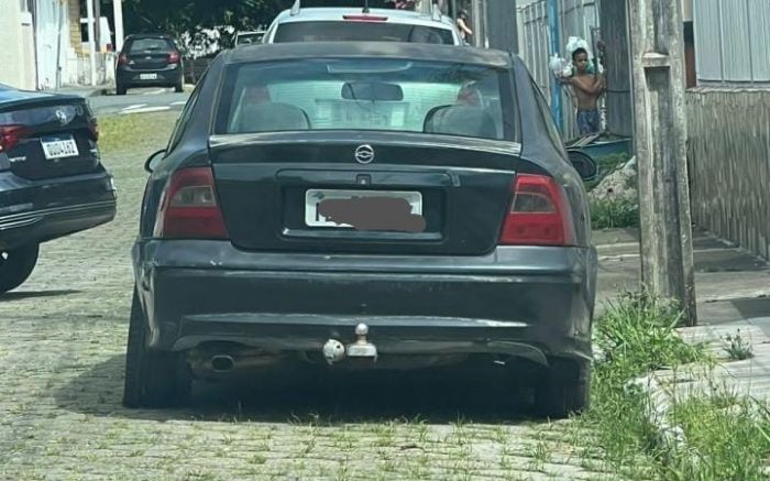 Ladrões queriam “usucapião” de carro estacionado na rua 
(Foto: Divulgação/Polícia Militar)