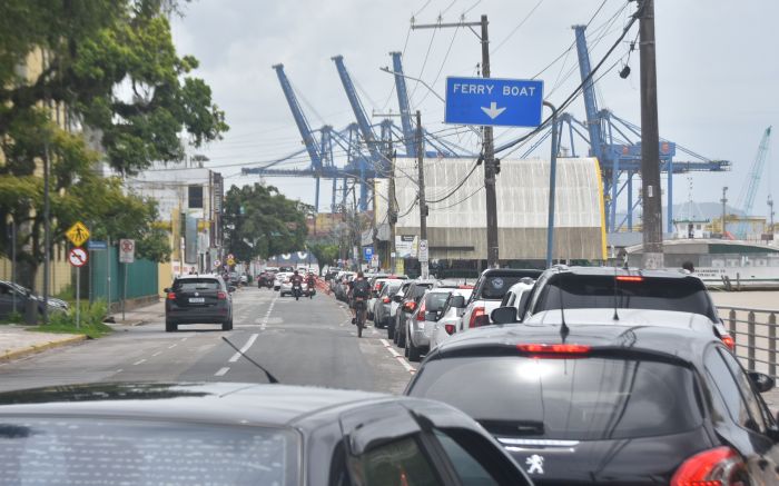 Engarrafamento chegou ao centro de Itajaí pelo acesso ao ferry
(Foto: João Batista)