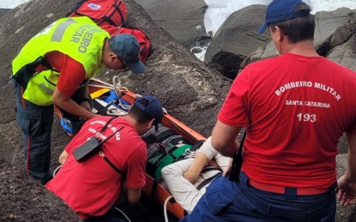 Bombeiros tiveram dificuldades de acesso para resgatar a vítima 
(Foto: CBMSC)