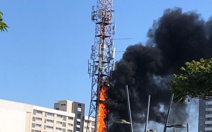 Torre tem cerca de 20 metros de altura e fica em frente do hospital Pequeno Anjo
(Foto: Leitor)