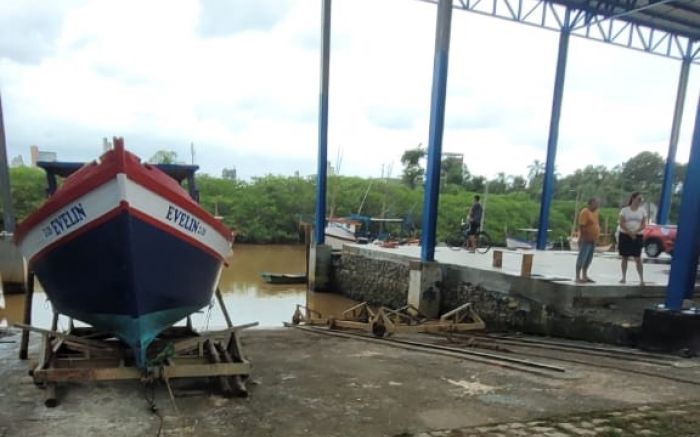 Pescadores pedem “carrera” funcional pra colocar e tirar barco da água 
(foto: leitor)