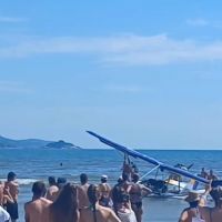 Ultraleve cai no mar; duas pessoas são resgatadas  