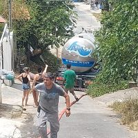 Praia Brava volta a enfrentar desabastecimento e  Semasa faz ponto de distribuição de água em escola