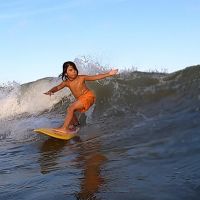 Promessa do surfe itajaiense de 6 anos busca patrocinadores