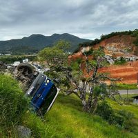 Vídeo: Caminhão sem freio desaba  em ribanceira de Camboriú