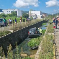 Citroën vai parar dentro  de vala em Camboriú 