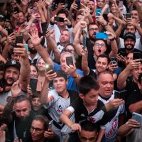 Vascaínos fazem a festa na chegada dos jogadores no hotel em Itajaí