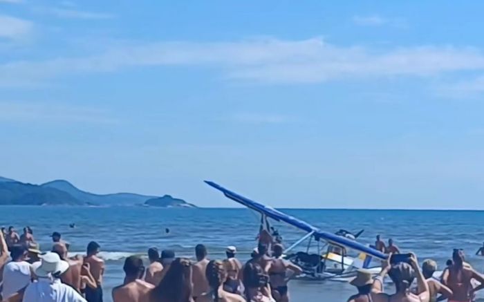 Ocupantes foram retirados da água pelos bombeiros (Foto: Itapema Mil Grau)