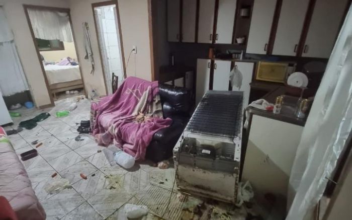 Eletrodomésticos e móveis foram jogados no chão e quebrados (Foto: Divulgação)