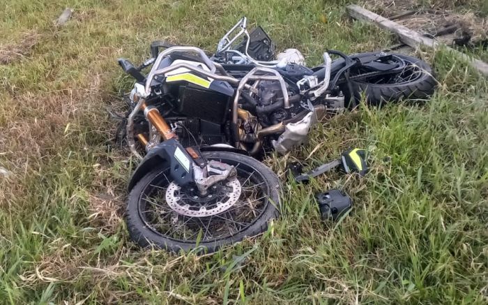 Homem bateu contra uma moto e duas pessoas ficaram gravemente feridas
(Foto: Divulgação)