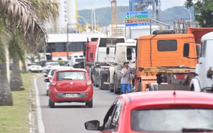 Alteração por conta das obras na rua Nereu Liberato Nunes fazem com que o fluxo da praia e do aeroporto se junte com o dos caminhões na rótula da Portonave (fotos: João Batista)