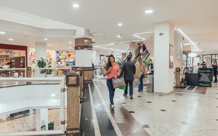 Shopping fica na avenida Brasil pertinho da praia Central
(Foto: Lucas Correia)