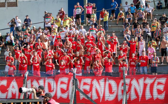 Torcida organizada do Brusque foi denunciada pela PM por atirar objetos contra a torcida do Figueirense. Foto: Divulgação/Brusque