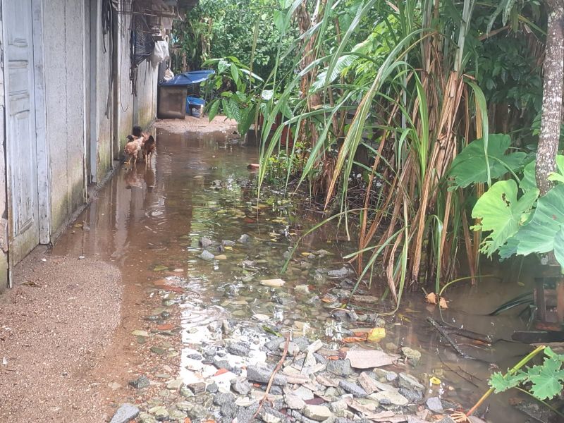 Água represada alaga ruas e terrenos e pode causar criadouros de mosquito da dengue (foto: leitor)