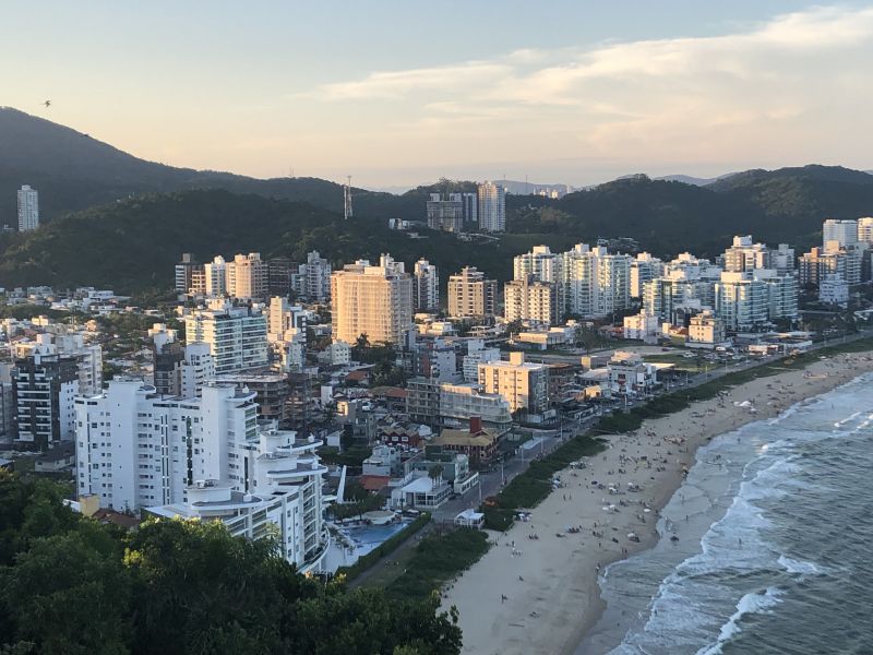ACBrava contesta índices construtivos e o sombreamento na Praia Brava (foto: João Batista)