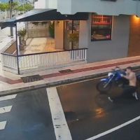 Homem foge empurrando moto furtada