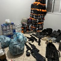 PF e PM apreendem 1,3 toneladas de cocaína, armas, munições e até granada