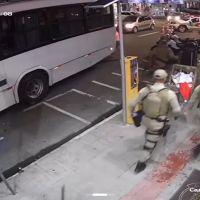 Vídeo mostra torcedores do Figueirense fazendo quebra-quebra em Itajaí