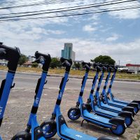 Empresa de patinetes vai multar quem não devolver equipamento no lugar certinho 