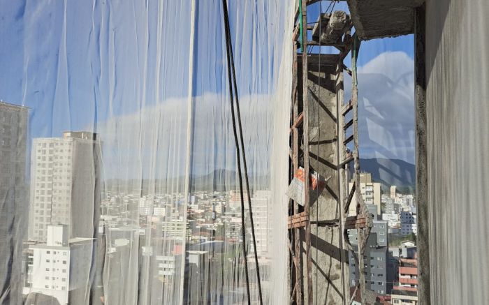 Trabalhadores ficaram pendurados no 15º andar
(Foto: Divulgação)