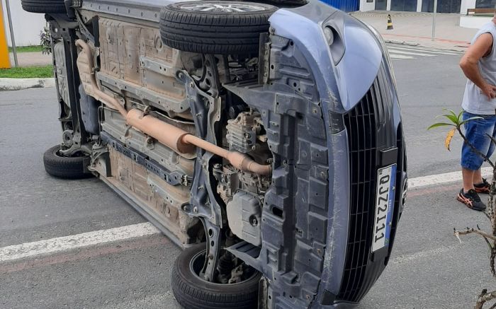 Acidente não teve feridos, só prejuízos para os donos dos carros
(Foto: Leitor)