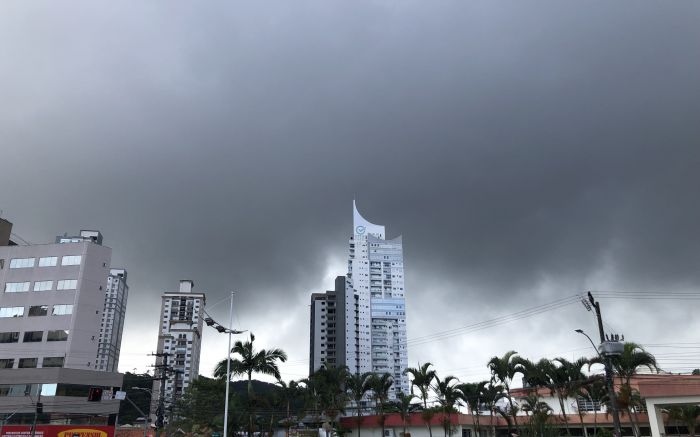 Sexta deve ser de céu encoberto
(Foto: João Batista)