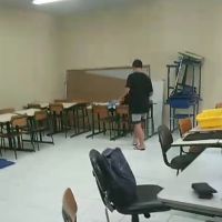 Aluno autista fica isolado da sala dos colegas em escola estadual, conta mãe  