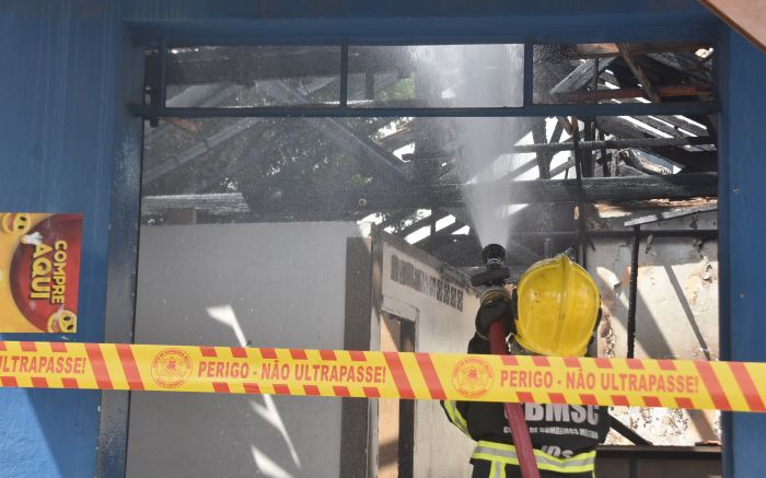 Bombeiros apagaram novos focos de incêndio no galpão da antiga distribuidora de água
(Foto: João Batista)