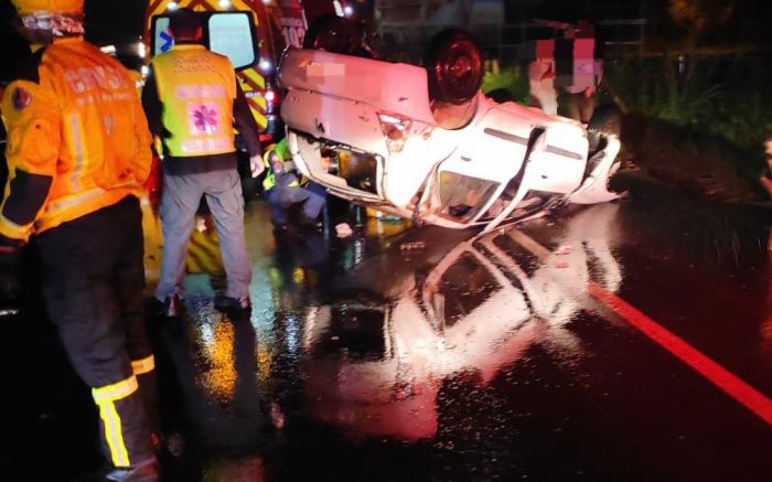 Motorista morre após capotar carro na Antônio Heil (Foto: Divulgação/Corpo de Bombeiros)