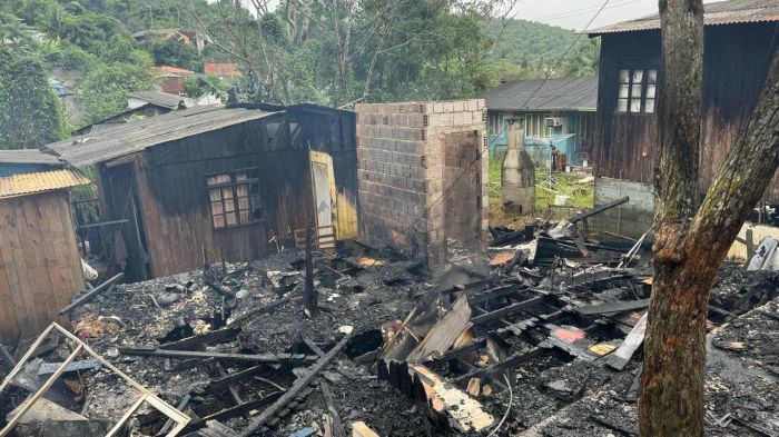 Fogo destruiu a casa da família na Barra 

(Foto: CBMSC)
