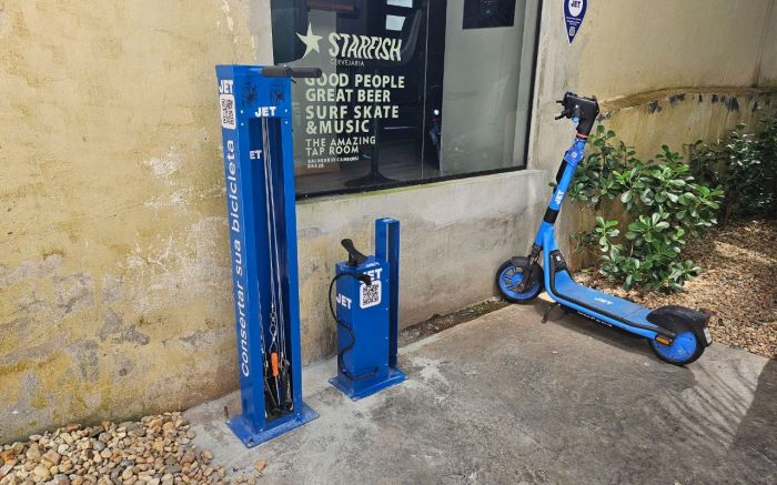 Espaço oferece gratuitamente ferramentas e bomba para calibragem de pneus  (Fotos: Divulgação)