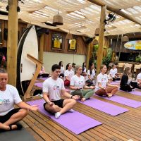 PIB Education promove yoga na praia para mães e alunos