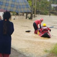 Família com cinco crianças é resgatada por bombeiros em Rio do Sul