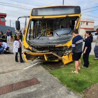 Acidente com ônibus escolares feriu 15 pessoas em Itajaí