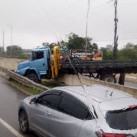 BR 101 tem acidentes com três caminhões entre Itajaí e Piçarras 